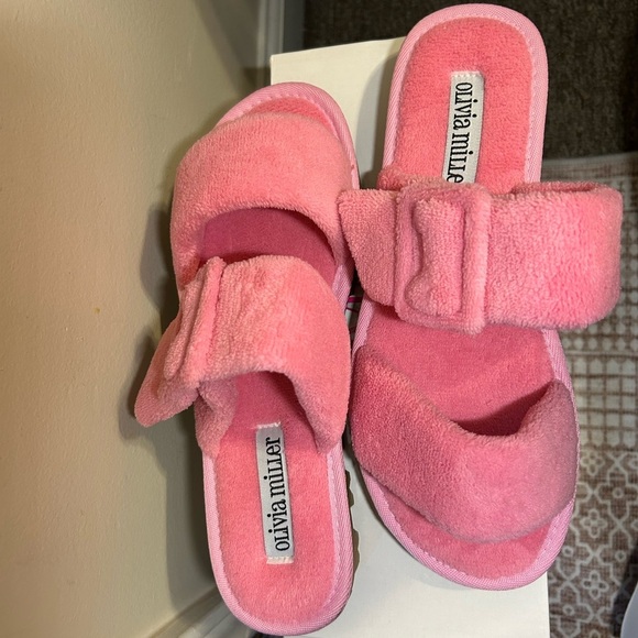 Olivia Miller Women's Amantea Faux Fur Fuzzy Slide Flat Sandals Pink Size 7 NWB - Picture 2 of 5